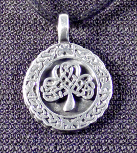 CeItic nfinity Circle Knot with Shamrock
